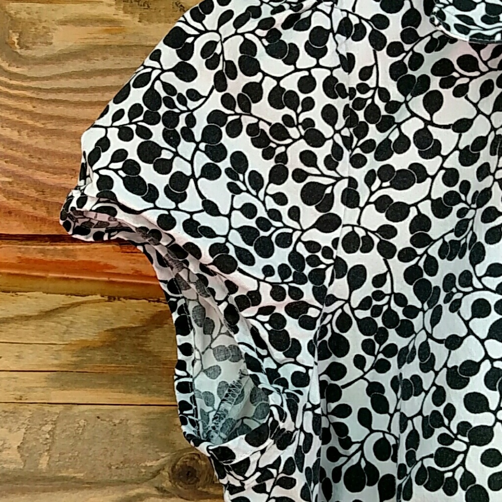 Charming Patterned Button Down Top. Well-Tailored View 5